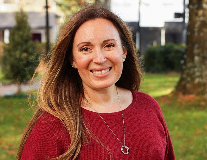 Liz-Fava-Headshot-Fava-Counseling Smiling woman portrait